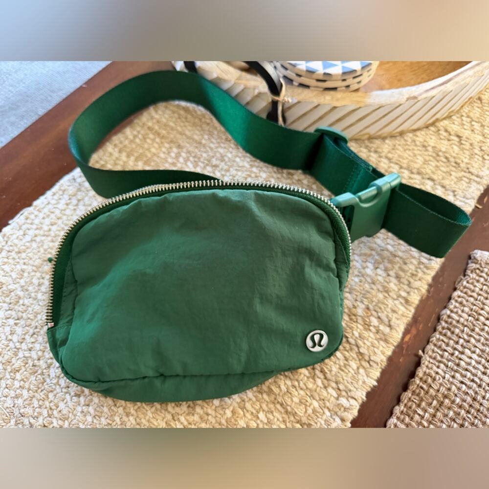 Lululemon medium dark forest green everywhere bag EUC